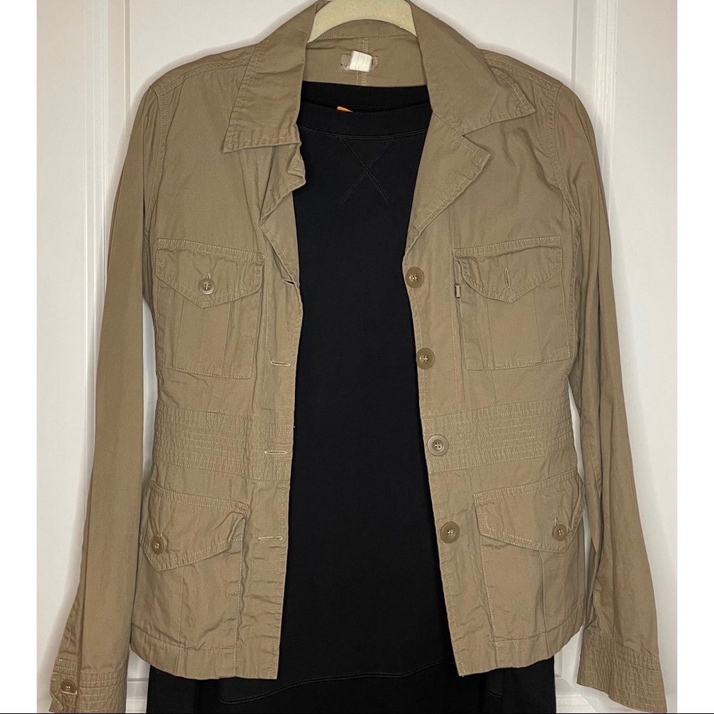 Trendy (layering) top.  Fits S-M
